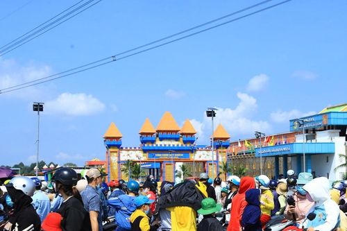 Hàng ngàn người đổ về Đại Nam, CSGT phân luồng cách xa 15km