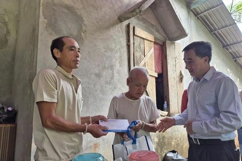 Hơn 1000 người dân khó khăn do bão số 3 được khám bệnh miễn phí