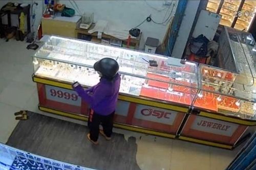Clip: Truy tìm người phụ nữ vào cửa hàng cướp giật 5 chỉ vàng rồi tẩu thoát