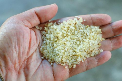 Người Khơ Mú miền Tây Nghệ An làm cốm mừng lúa mới