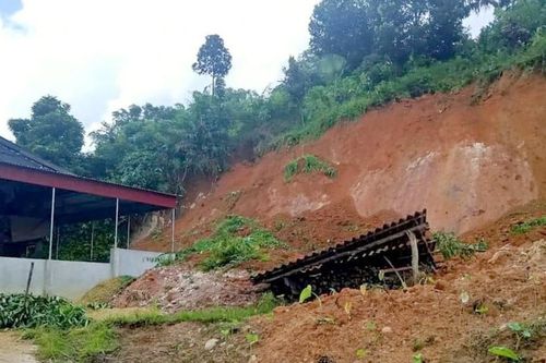 Di dời khẩn cấp 4 hộ dân do sạt lở núi Pù Mẹo ở Quế Phong