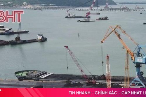 Cận cảnh chuyến tàu đầu tiên chở thiết bị điện gió cập cảng Vũng Áng