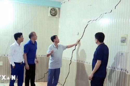 Cận cảnh vết nứt trên đồi và nhà của nhiều hộ dân tại Sơn La