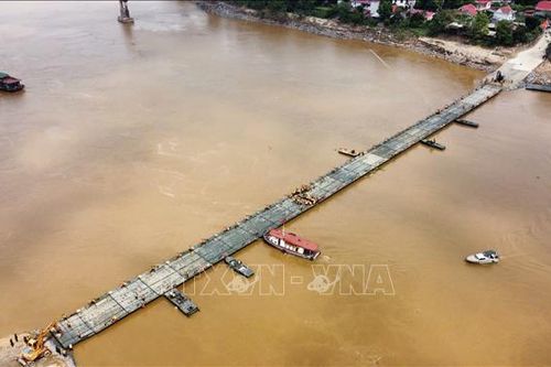 Hợp long cầu phao Phong Châu