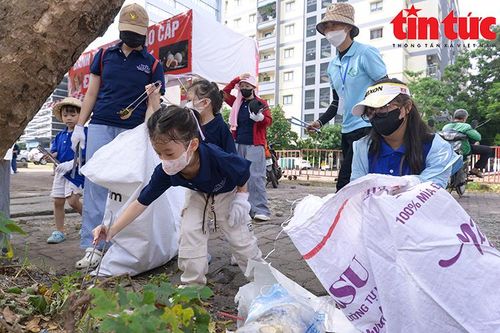 Tình nguyện viên chung tay nhặt rác vì một Thủ đô 'xanh'