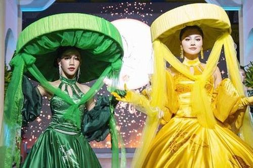 Siêu mẫu Vũ Thu Phương cùng mẫu nhí đất Cảng làm vedette trình diễn áo dài