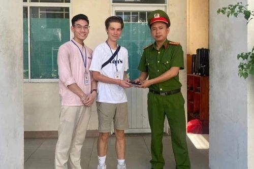 Mua iPhone trộm cắp rồi yêu cầu du khách mang tiền đến chuộc
