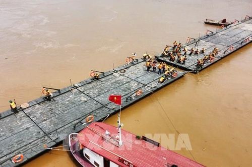 Chính thức hợp long cầu phao Phong Châu