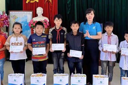 Hội LHPN tỉnh Cao Bằng thăm hỏi người dân bị ảnh hưởng do thiên tai