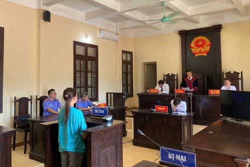 Cuỗm điện thoại lĩnh 18 tháng tù