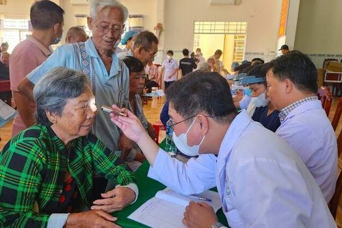 Khám bệnh và tặng quà 400 người dân xã Phú Hội