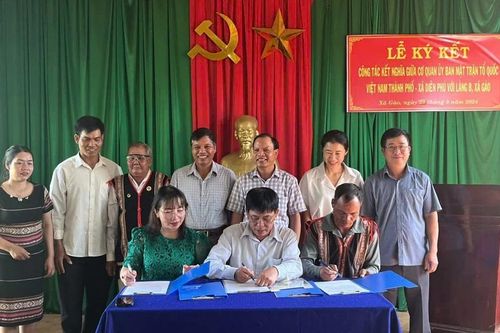 Ủy ban MTTQ Việt Nam TP. Pleiku kết nghĩa với làng B, xã Gào
