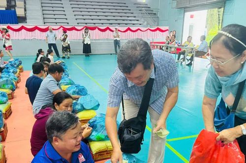 Đoàn từ thiện Nhất Tâm tặng quà cho người mù Gia Lai
