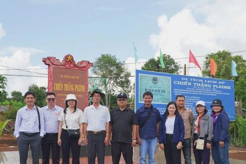 Khối thi đua các tổ chức Chính trị-Xã hội-Nghề nghiệp Gia Lai thăm Khu di tích Chiến thắng Plei Me và Đồn Biên phòng Ia Lốp