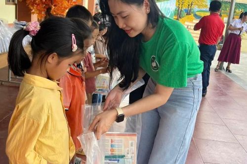 Hội Chữ thập đỏ huyện Chi Lăng: Trao 218 suất quà cho các hộ dân bị ảnh hưởng bởi cơn bão số 3 và học sinh có hoàn cảnh khó khăn