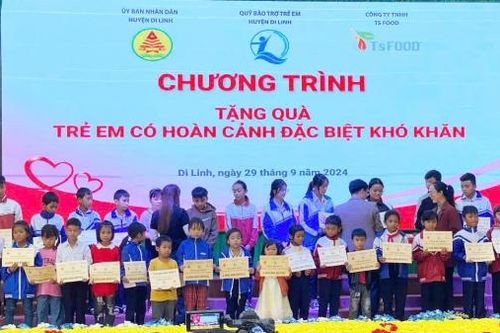 Di Linh: Tặng quà cho 100 trẻ em có hoàn cảnh khó khăn