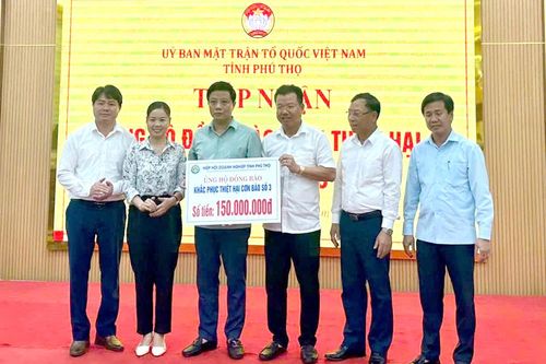 Trao 450 triệu đồng ủng hộ đồng bào khắc phục thiệt hại cơn bão số 3