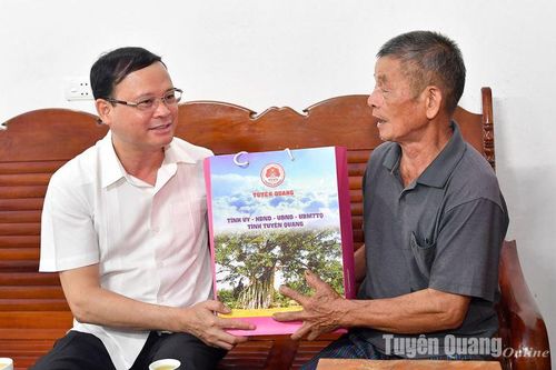 Các đồng chí lãnh đạo tỉnh thăm tặng quà người cao tuổi