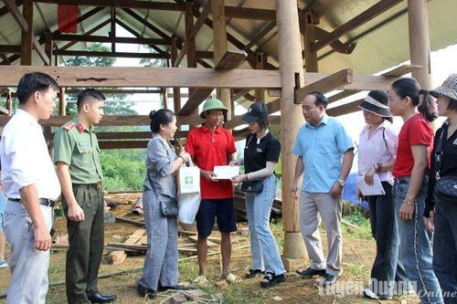 Quỹ Tâm hồn đẹp quận Long Biên trao hỗ trợ 13 hộ bị ảnh hưởng thiên tai tại xã Thượng Lâm
