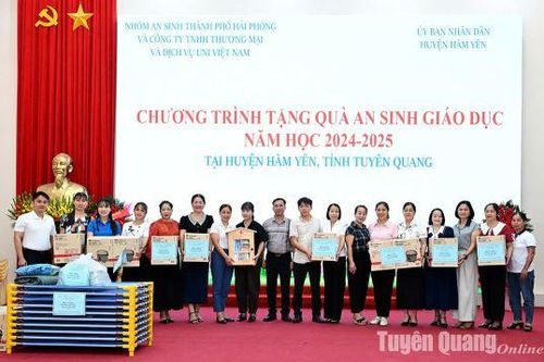 Trên 600 bộ đồ dùng, thiết bị trao tặng các trường học của huyện Hàm Yên