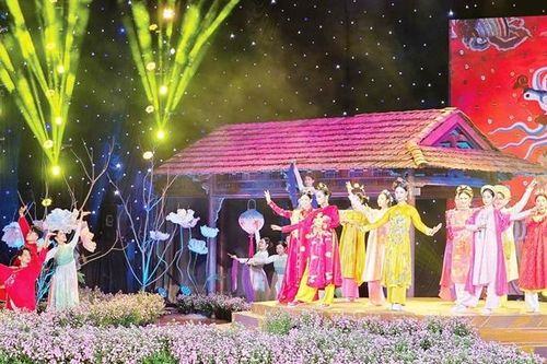 Lễ hội áo dài 'Linh phụng': Tỏa sáng vẻ đẹp văn hóa Huế