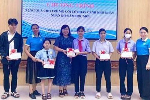Trao quà cho trẻ em mồ côi ở TP. Huế