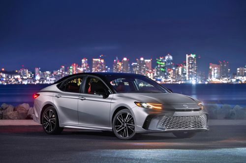 Chi tiết Toyota Camry Hybrid 2025