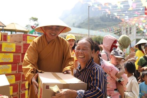 Nhiều đơn vị, tự viện trao quà đến người khó khăn, bị ảnh hưởng do bão số 3 tại các địa phương