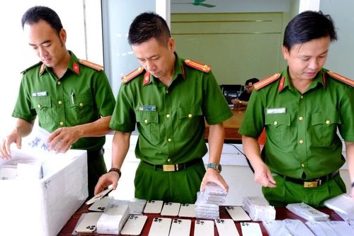 Phá đường dây buôn bán hàng giả, thu giữ hơn 6.000 điện thoại giả