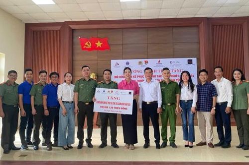 Văn phòng Bộ Công an phối hợp tặng nguồn lực 157 triệu đồng hỗ trợ sinh kế vùng lũ Yên Bái