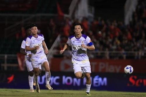 Văn Quyết cân bằng thành tích với huyền thoại Công Vinh