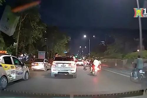 Nguy hiểm khi hai đứa trẻ ngồi trên thành cửa ô tô