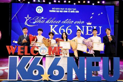 5 thủ khoa đầu vào Trường Đại học Kinh tế Quốc dân sở hữu thành tích 'khủng'