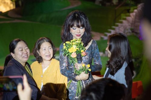MC Trác Thúy Miêu bật khóc trên sân khấu