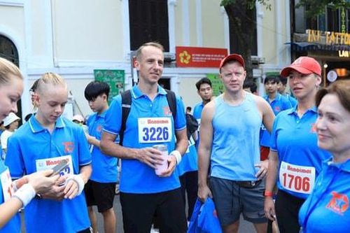 Người nước ngoài: Nhân tố quan trọng trong các mùa Giải chạy Báo Hànôịmới - Vì hòa bình
