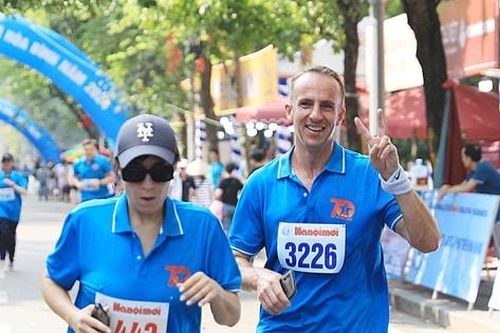 Vận động viên nước ngoài hào hứng trên đường chạy Báo Hànôịmới