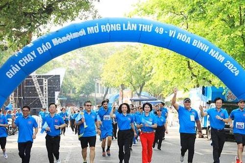Những hình ảnh ấn tượng Giải chạy Báo Hànôịmới 2024