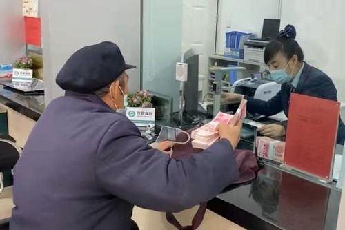 Vì sao nhân viên ngân hàng được khen thưởng khi từ chối phục vụ cụ ông muốn rút 140 triệu đưa cho cháu trai?