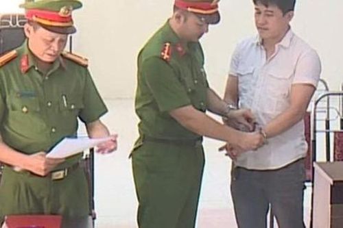 Bắt tạm giam cán bộ địa chính phường về tội 'Giả mạo công tác'