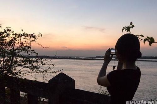 Ngắm hoàng hôn buông xuống tuyệt đẹp trên sông Hồng