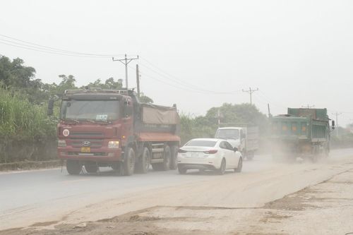 Nỗi lo mất ATGT từ xe tải làm rơi vãi vật liệu xây dựng xuống đường