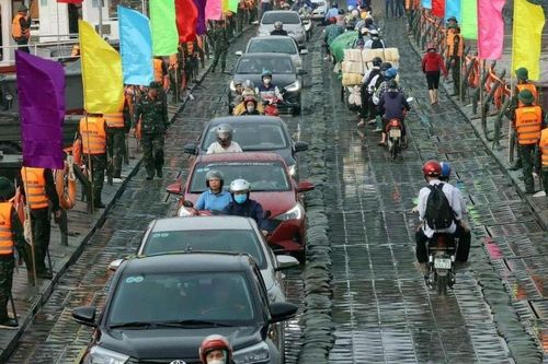 Ngày đầu thông cầu phao gần cầu Phong Châu: Lượng xe qua cầu lớn, ùn ứ kéo dài