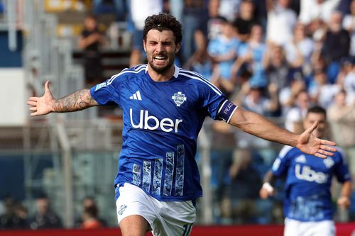 Đội của Fabregas tiếp tục gây sốc