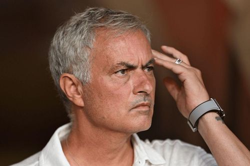 Mourinho tung chiêu lạ phản đối trọng tài