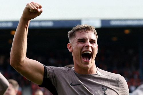 Pha bóng để đời của cầu thủ nhanh nhất Premier League