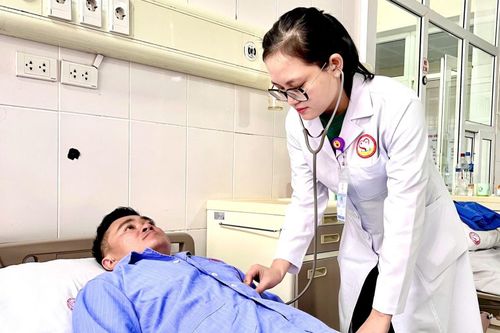 Nhập viện sau khi bị đàn ong màu vàng bâu kín người