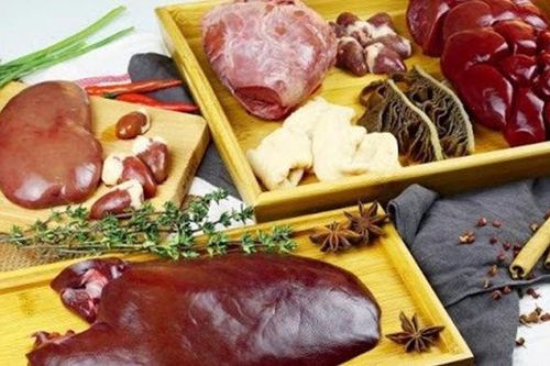 Vì sao nên thận trọng khi cho trẻ ăn nội tạng động vật?