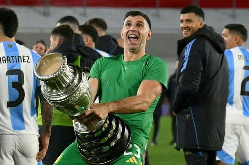 Emiliano Martinez xin lỗi