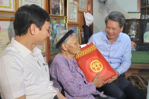 Trưởng ban Nội chính Thành ủy Nguyễn Quang Đức thăm, tặng quà người có công