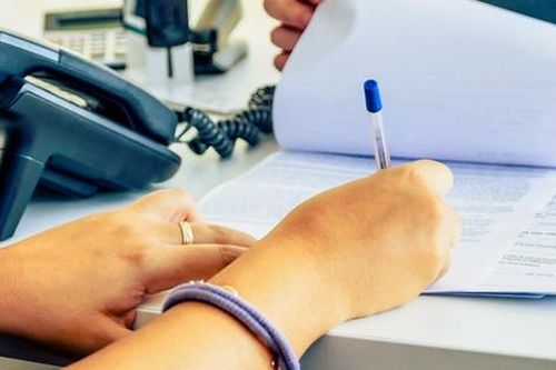 Chị có được làm người giám hộ cho em?